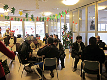 たくさんのお客様でにぎわうクリスマス模様の「カフェさんぽみち」