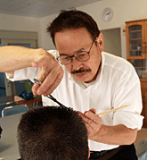 散髪ボランティアに応募してくださった福岡市内の理容師 和田さん