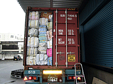 トラックの天井までぎっしりと積み込まれ、パキスタンに送られる衣類