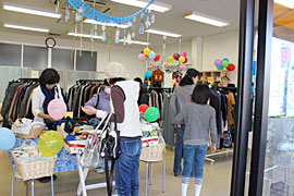 「ゆう＊あい」店内にはたくさんの衣類や小物が並び、オープンを待ちかねたようにたくさんの人が来店しました。