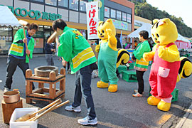 お店の前ではおおいた恒例の餅つきがにぎやかに行われ、テントには生産者やメーカー自慢の商品が並びました。