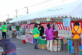 お店の前ではおおいた恒例の餅つきがにぎやかに行われ、テントには生産者やメーカー自慢の商品が並びました。