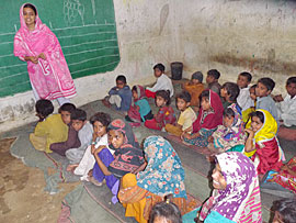 カチラクンディ分校で学ぶ子どもたち