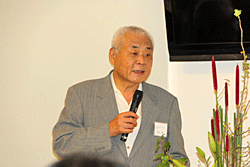 はじめの挨拶をする社会福祉法人グリーンコープ理事長　行岡良治さん