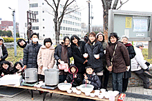 子ども越冬隊は、子どもを中心としたボランティアで、夏祭りではカキ氷、冬の新年炊き出しではぜんざいをふるまっています。越冬隊の活動を通してホームレスの方々と交流し、ホームレス支援を体験・学習する場となっています