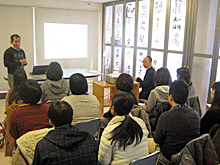 青木館長より、抱樸館が目指していることなどについて、スライドを交えながら説明しました