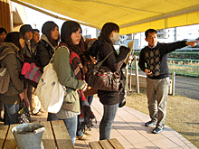 抱樸館福岡の館内を見学しながら熱心に耳を傾ける学生のみなさん