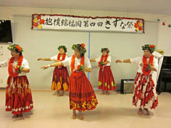 地域のみなさんによるフラダンスでステージが華やかに