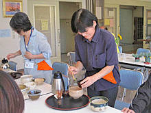 初めての「お抹茶」にボランティアのお2人も緊張ぎみ