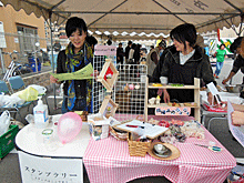 駐車場に並んだテントでも、バザーやスタンプラリーなど、楽しい催し物がたくさん