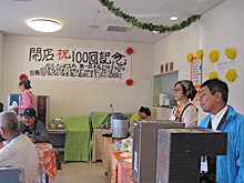 抱樸館福岡の食堂で毎週開かれている「カフェさんぽみち」。11月9日に100回目を迎えました