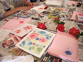 今日のパステル画教室のテーマは「花」。思い思いにさざんか花の花を描きます