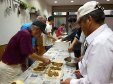 みんなで協力しながら作った焼肉弁当を、追悼集会で食べました