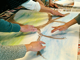大きな画用紙に、参加者みんなで、幹や枝を描いていきます