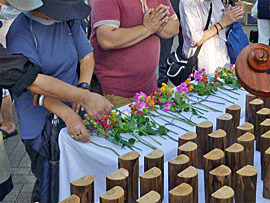 追悼集会では、参加者全員で献花を行いました