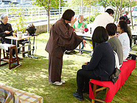 中庭に設けられた野点コーナーで一服