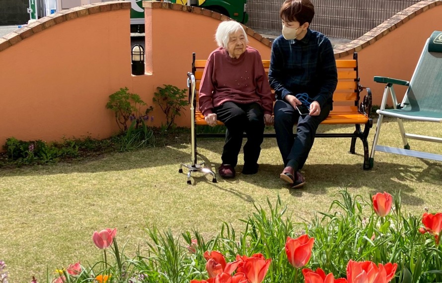 施設管理者と利用者さんがお話ししている様子の写真