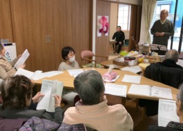 定期的に訪問してくださる方と歌を楽しんでいる様子の写真