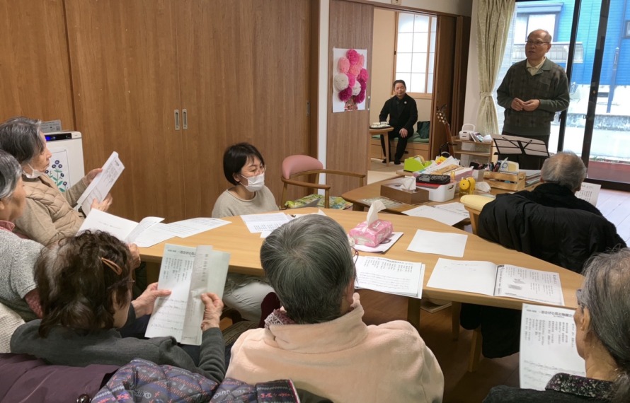 定期的に訪問してくださる方と歌を楽しんでいる様子の写真