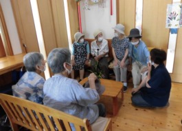 園庭の散歩後に、涼みながらご利用者やスタッフとおしゃべりされています