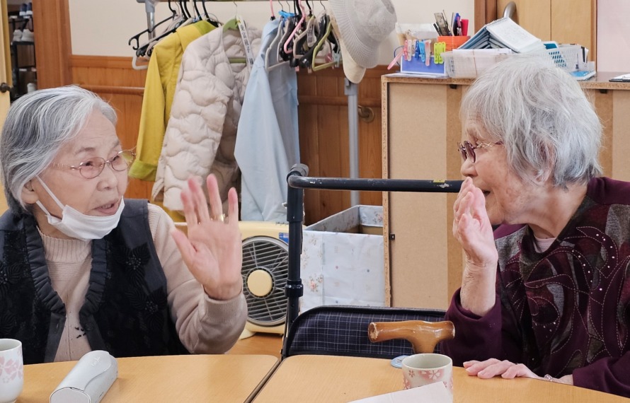 親しいご利用者同士で楽しく、 お話しされています