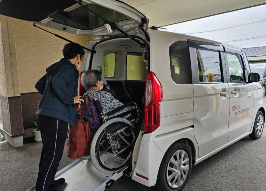 帰りの際に送迎車にご利用者をご案内しています