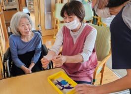 スタッフとご利用者が歓談している様子です