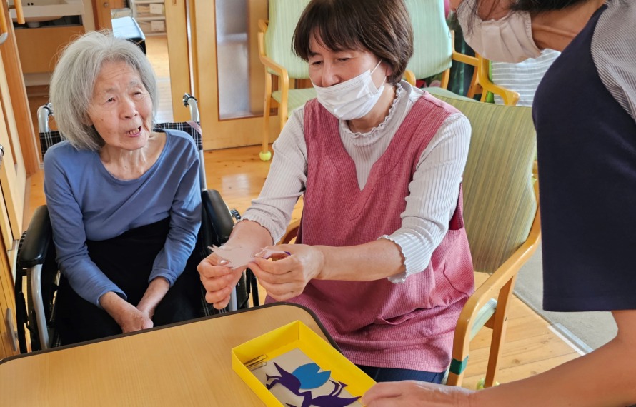 スタッフとご利用者が歓談している様子です