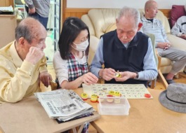 ご利用者とスタッフが機能訓練をしています