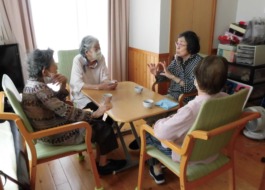 女性利用者があつまっで交流