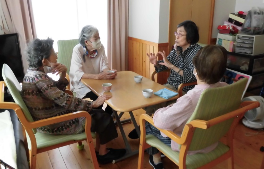 女性利用者があつまっで交流