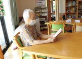 読書をされているご利用者