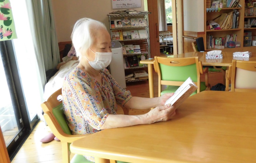 読書をされているご利用者