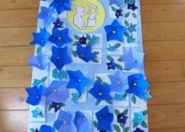 ご利用者で作成された壁面作品で気胸の花ともちを着く兎が貼られています