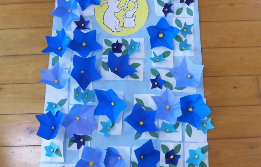 ご利用者で作成された壁面作品で気胸の花ともちを着く兎が貼られています