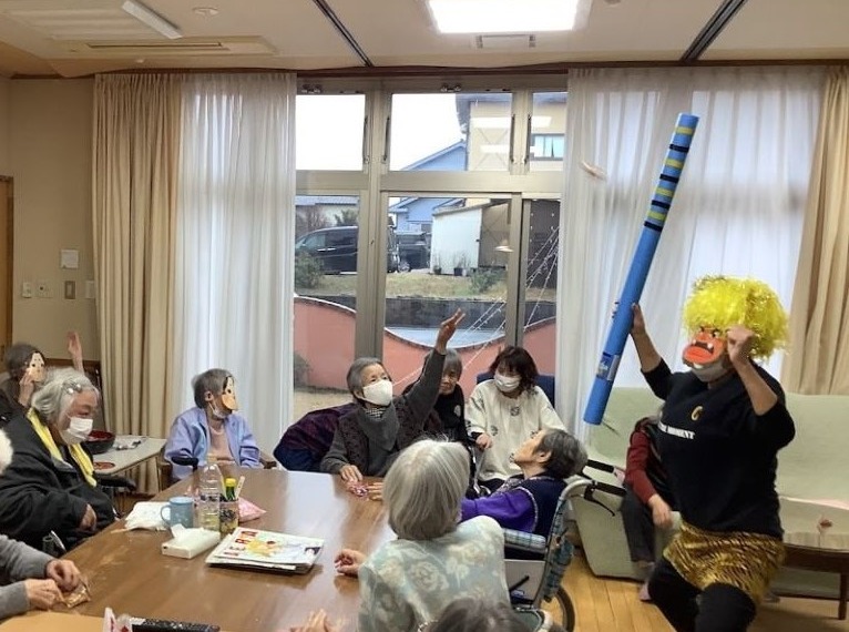 節分で豆まきをしている写真