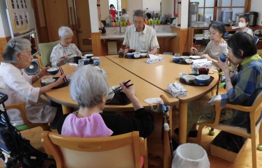 お食事をされるご利用者の皆さま