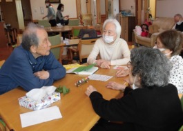 ご利用者同士で楽しくお話をされています