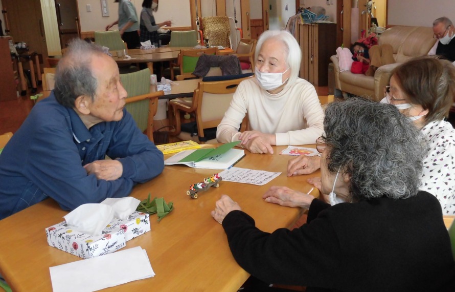 ご利用者同士で楽しくお話をされています