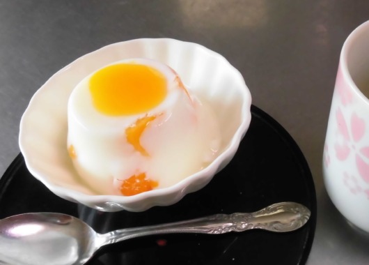 お昼のおやつはびん牛乳と冷凍マンゴーを使ったババロアです