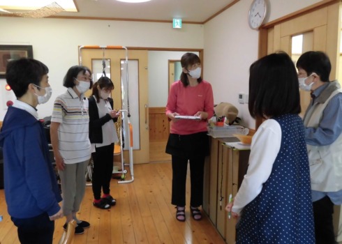 朝、スタッフがミーティングをしてご利用者の状態等を共有し一日の流れを確認しています