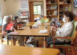 クーラーでフロア内を温度調節していますが、来所当初は暑いのでうちわで涼をとられています