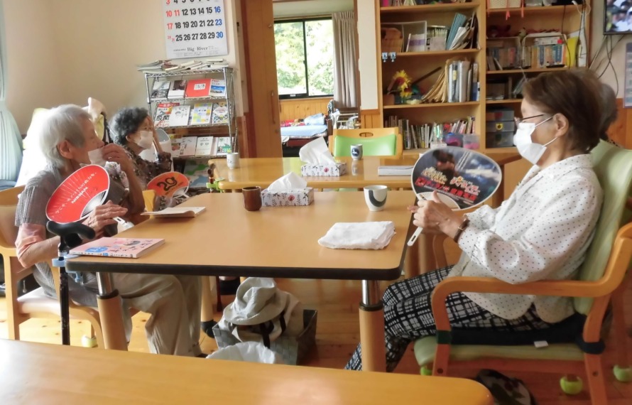 クーラーでフロア内を温度調節していますが、来所当初は暑いのでうちわで涼をとられています