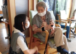 ペタルをこがれるご利用者とスタッフです