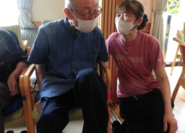 男性ご利用者がペタル漕ぎをされています