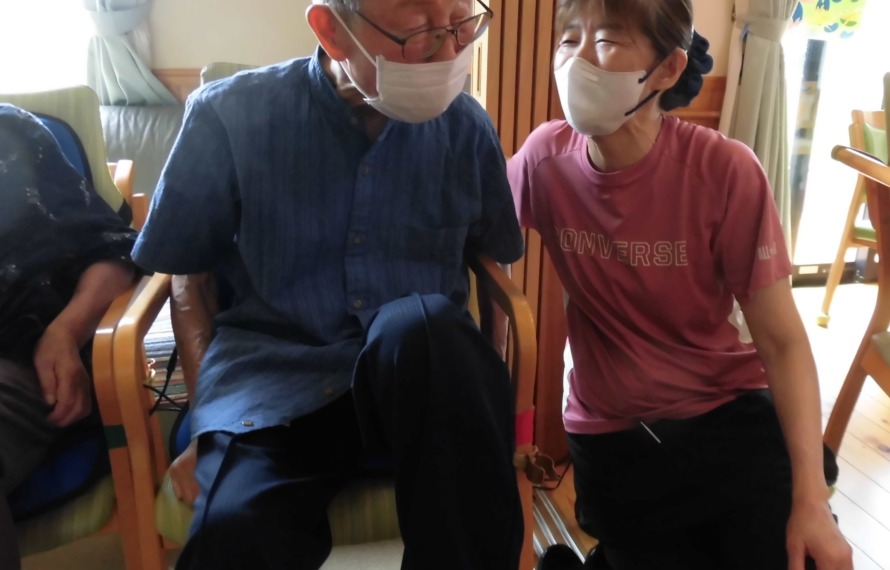 男性ご利用者がペタル漕ぎをされています