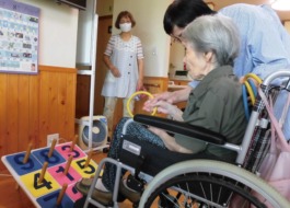 輪投げをされる車いす使用のご利用者です