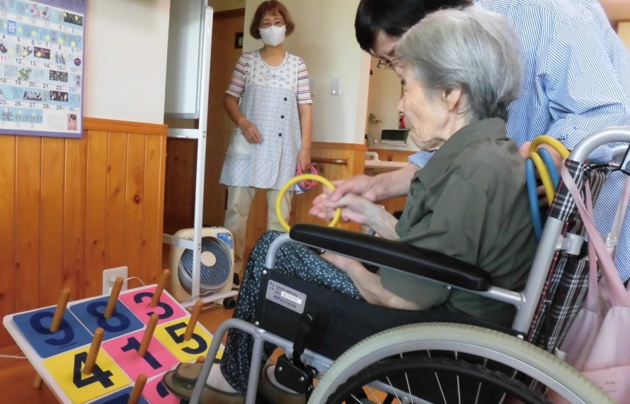 輪投げをされる車いす使用のご利用者です