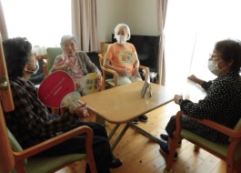女子会で情勢ご利用syでお話をされています