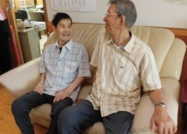 男性ご利用者が二人楽し往に歓談されています